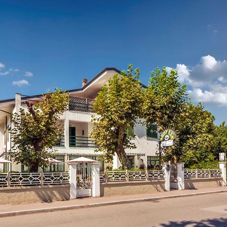 Hotel Eura مارينا دي ماسا المظهر الخارجي الصورة