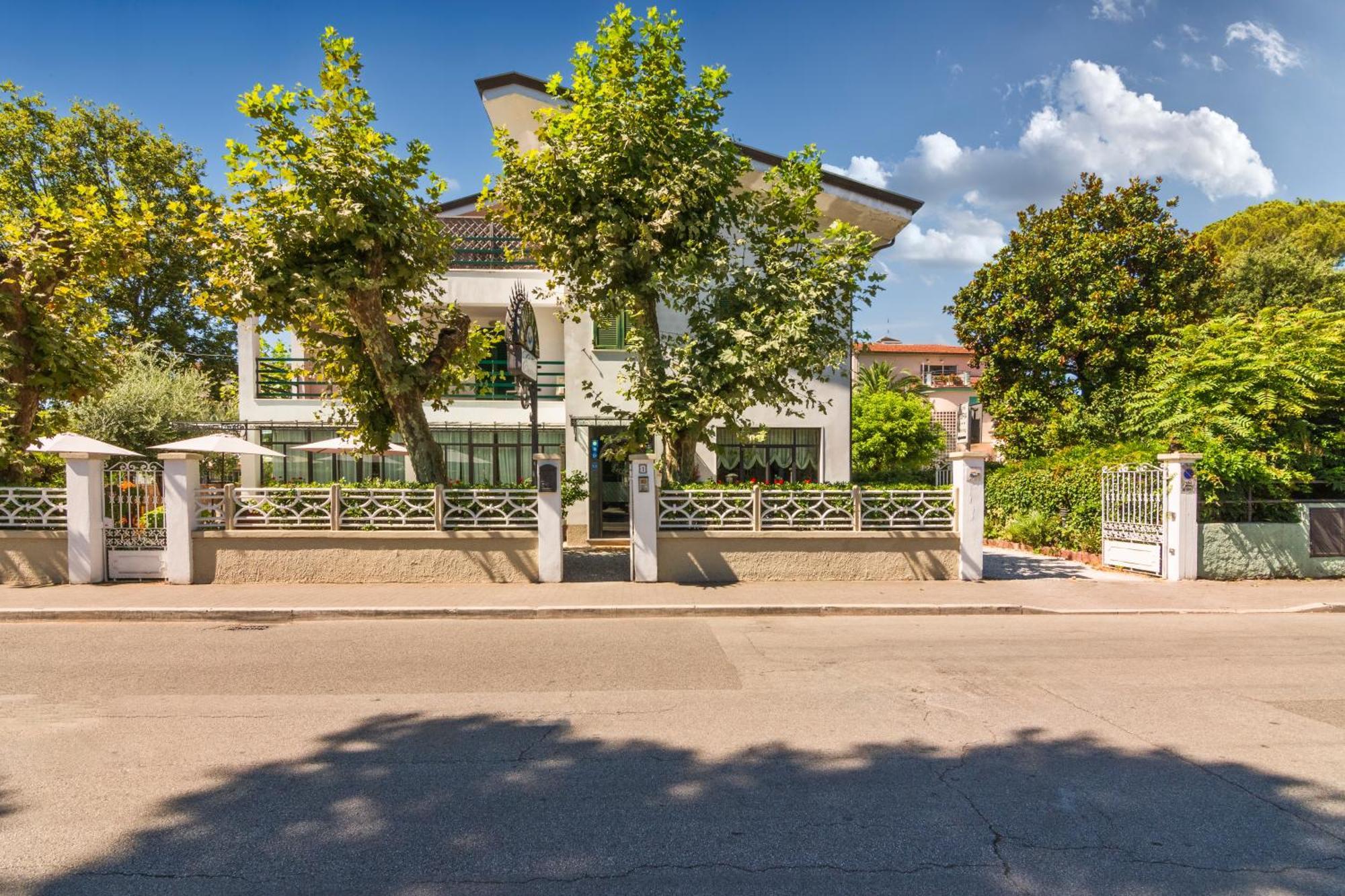 Hotel Eura مارينا دي ماسا المظهر الخارجي الصورة